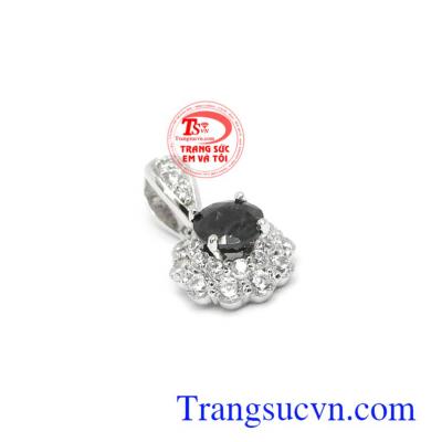 Đá Sapphire thiên nhiên là biểu tượng của sự giàu có, khả năng cân bằng, hài hòa và trường tồn, ngoài ra còn giúp cân bằng nhịp tim và tăng cường hệ miễn dịch. Mặt dây Sapphire 14k hưng thịnh