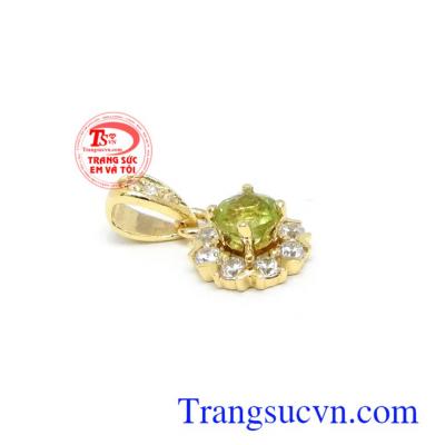 Mặt dây chuyền Peridot tài lộc phù hợp nhiều loại dây chuyền khác nhau,