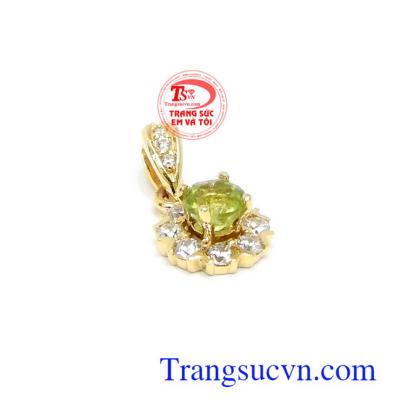 Peridot là lá bùa hộ mệnh cho người đeo, mang lại sự sang trọng, quý phái và đẳng cấp. Mặt dây chuyền Peridot tài lộc