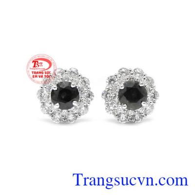 Hoa tai vàng sapphire hưng vượng được chế tác từ vàng trắng 14k và sapphire thiên nhiên.