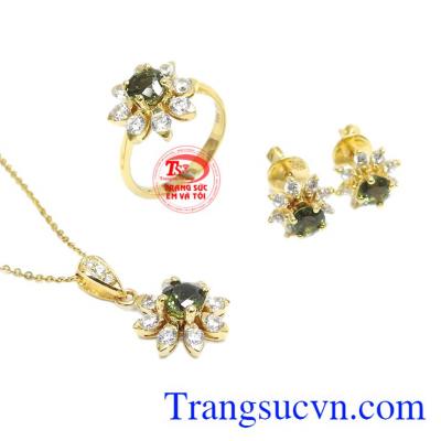 Bộ trang sức Sapphire may mắn 14k gồm mặt dây, dây chuyền, hoa tai và nhẫn.