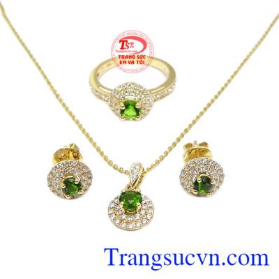 Sản phẩm hợp mệnh, mang đến cho người đeo sự may mắn và bình an. Bộ trang sức Diopside bình an