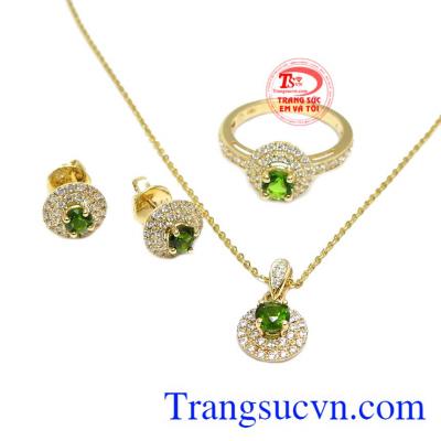 Bộ trang sức Diopside bình an được thiết kế sang trọng, quý phái thích hợp làm quà tặng cho người phụ nữ mà bạn yêu thương.