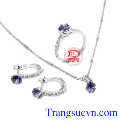 Sản phẩm được thiết kế nhỏ xinh, độc đáo, dễ dàng kết hợp với nhiều kiểu trang phục. Bộ trang sức thạch anh tím thủy chung