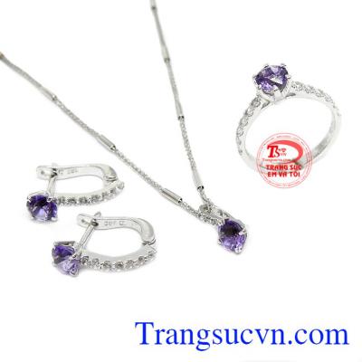 Bộ trang sức thạch anh tím thủy chung được kết hợp từ vàng trắng và thạch anh tím thiên nhiên.