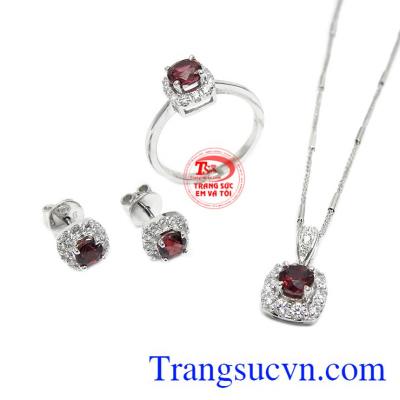 Bộ trang sức granet quyền lực được kết hợp từ vàng trắng và đá granet thiên nhiên.