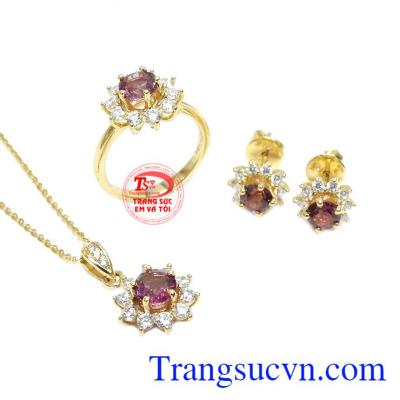 Bộ trang sức granet tài lộc 14k là một bộ trang sức sang trọng đầy quyến rũ dành cho phái đẹp.