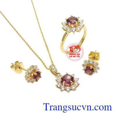 Sản phẩm kết hợp từ vàng màu và granet thiên nhiên. Bộ trang sức granet tài lộc 14k