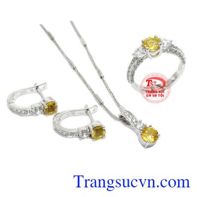Sản phẩm tinh tế và vô cùng đáng yêu. Bộ trang sức Sapphire vàng tài lộc