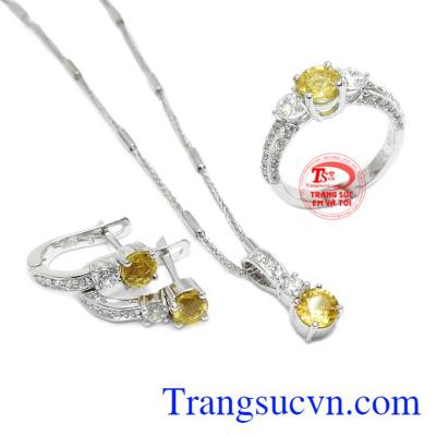 Bộ trang sức thích hợp làm quà tặng cho người thân của bạn. Bộ trang sức Sapphire vàng tài lộc