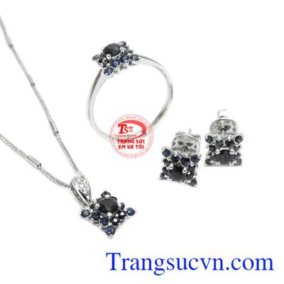Sản phẩm kết hợp từ các viên sapphire đen và sapphire xanh lam. Bộ trang sức sapphire phú quý