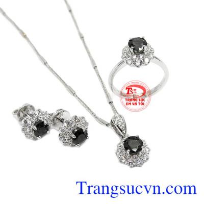 Bộ trang sức kết hợp từ sapphire và vàng trắng, hợp phong thủy.