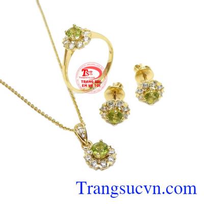 Sản phẩm kết hợp từ vàng màu và peridot thiên nhiên. Bộ trang sức vàng peridot an nhiên