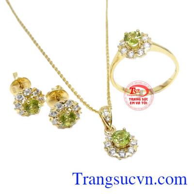 Bộ trang sức vàng peridot an nhiên là một thiết kế mới mang phong cách trẻ trung, hợp phong thủy.