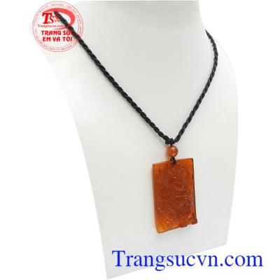 Mặt dây mã não rồng cát tường tượng trưng cho điều tốt lành, có tác dụng giải trừ tiểu nhân, mang lại bình an, may mắn cho người đeo