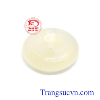 Đồng xu mã não bình an phù hợp làm mặt dây chuyền như lá bùa họ mệnh cho bản thân.