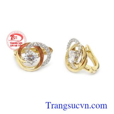 Hoa tai vàng 18k đẳng cấp dễ dàng kết hợp với nhiều phong cách thời trang khác nhau