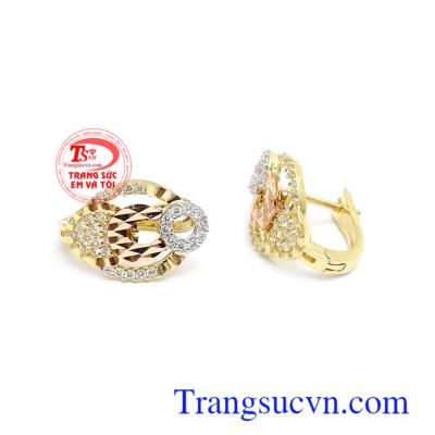 Đôi hoa tai vàng sang trọng đeo hợp thời trang phái đẹp, mang lại sự nhẹ nhàng, thanh lịch, quý phái và cá tính