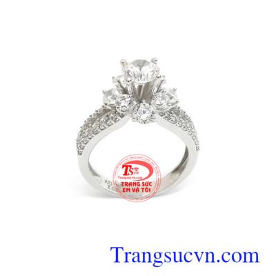 Nhẫn nữ vàng trắng 18k đính đá chế tác độc đáo, kiểu dáng độc đáo, mới lạ là dòng sản phẩm được phái đẹp ưa chuộng