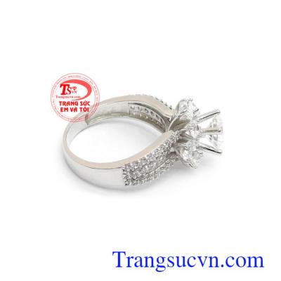 Nhẫn nữ vàng trắng 18k đính đá là món quà tuyệt vời dành cho người yêu thương