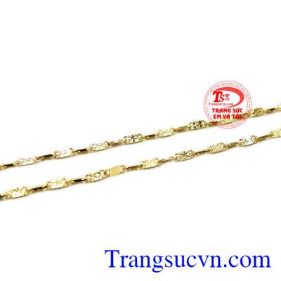 Sản phẩm có thể kết hợp cùng nhiều kiểu trang phục khác nhau.