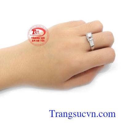 Nhẫn nữ đính đá phong cách thời trang là dòng sản phẩm rất được phái đẹp ưa chuộng