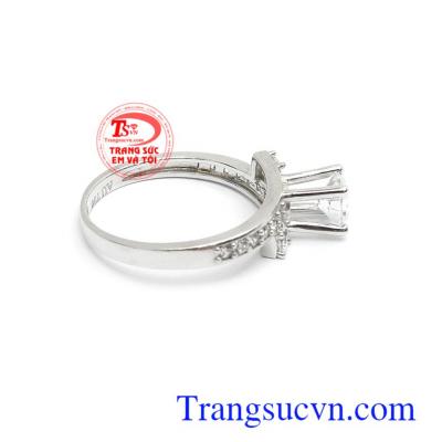 Nhẫn vàng trắng đính đá quyến rũ kiểu dáng mới lạ, là dòng sản phẩm được phái đẹp đặc biệt ưa chuộng