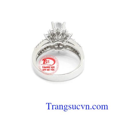 Nhẫn nữ vàng trắng dịu dàng là dòng sản phẩm rất được phái đẹp ưa chuộng