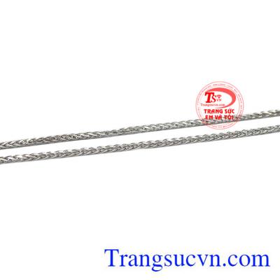 Với kiểu dáng nhỏ gọn, các chi tiết được kết hợp với nhau uyển chuyển, mềm mại.