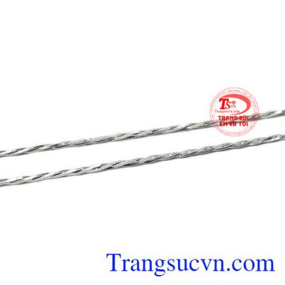 Sản phẩm chế tác từ vàng trắng với sự kết hợp của ba sợi dây giúp sản phẩm thêm chắc chắn và uyển chuyển hơn.
