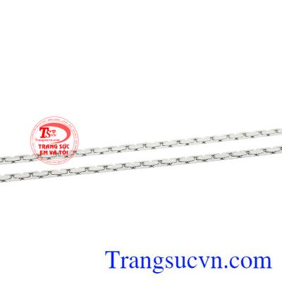 Sản phẩm chế tác từ vàng trắng, các chi tiết mạnh mẽ được kết hợp với nhau giúp người phụ nữ thể hiện cá tính.