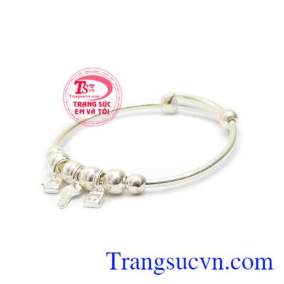 Sản phẩm vòng tay bạc đẹp được nhiều người ưa thích để làm món quà dành tặng bé yêu