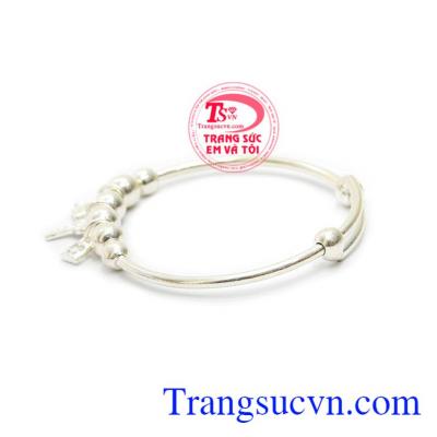 Vòng tay bạc trẻ em là sản phẩm bạc 92,5 bền đẹp, sáng bóng