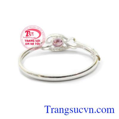 Vòng tay bạc là món quà ý nghĩa dành tặng các bé trong các dịp sinh nhật
