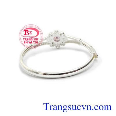 Vòng tay bông hoa xinh xắn được thiết kế độc đáo, thời trang