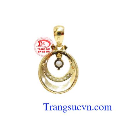 Mặt dây nữ sang trọng 18k gây ấn tượng với người nhìn bởi thiết kế tinh tế, độc đáo.