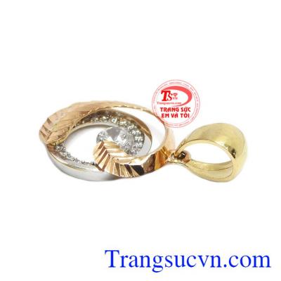 Sự kết hợp độc đáo này giúp sản phẩm trở nên nổi bật và thu hút hơn. Mặt dây nữ nguyệt quế 18k