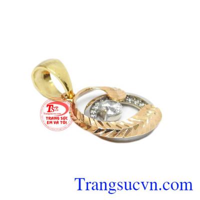 Mặt dây nữ nguyệt quế 18k được kết hợp từ vàng hồng, vàng trắng và vàng màu. 