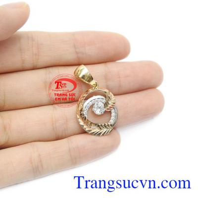 Sản phẩm bảo hành uy tín, giao hàng toàn quốc. Mặt dây nữ nguyệt quế 18k