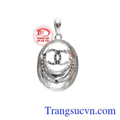 Mặt dây nữ channel vàng trắng 18k được chế tác rất sáng tạo, mang đến cho người dùng một sản phẩm mới ấn tượng.
