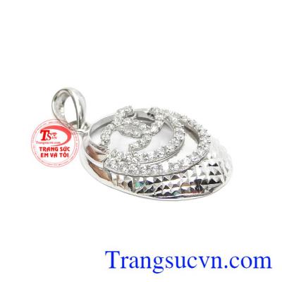 Mặt dây kết hợp cùng dây chuyền sẽ tạo thêm điểm nhấn cho các bạn gái. Mặt dây nữ channel vàng trắng 18k
