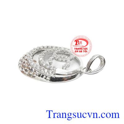 Sản phẩm bảo hành uy tín, giao hàng toàn quốc. Mặt dây nữ channel vàng trắng 18k