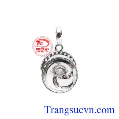 Mặt dây nữ hoa vàng trắng 18k được thiết kế đẹp mắt, trẻ trung, thích hợp làm quà tặng cho người thân và bạn bè.