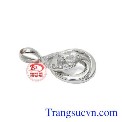 Sản phẩm bảo hành uy tín, giao hàng toàn quốc. Mặt dây nữ hoa vàng trắng 18k