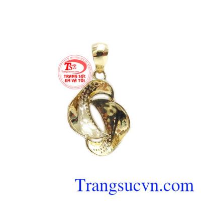 Mặt dây nữ quý phái 18k được thiết kế sang trọng, tinh tế.