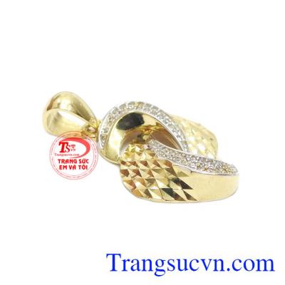 Sản phẩm chế tác từ vàng màu kết hợp cùng đá Cz tạo sự ấn tượng cho mặt dây. Mặt dây nữ quý phái 18k