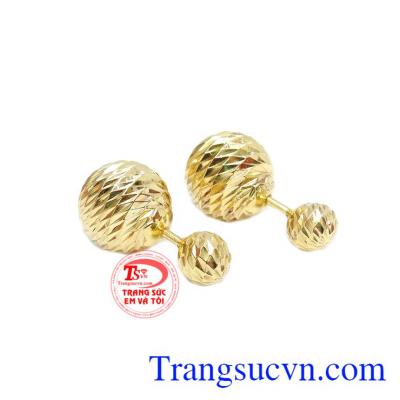 Hoa tai dior 10k được thiết kế với kiểu dáng truyền thống, tinh tế và sang trọng.