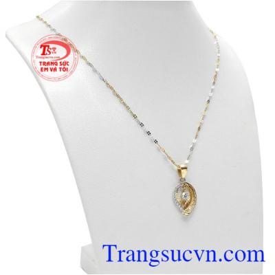 Bộ trang sức duyên dáng 18k gồm mặt dây và dây chuyền.