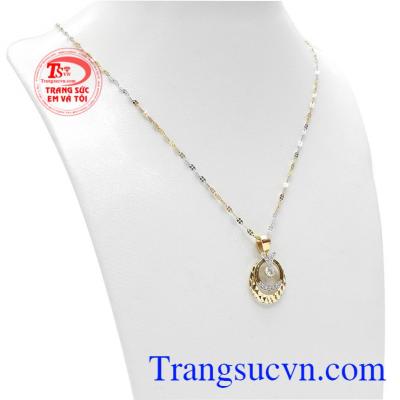 Bộ trang sức sang trọng 18k gồm mặt dây và dây chuyền. 