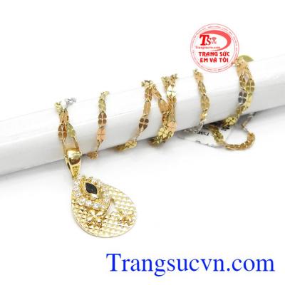 Bộ trang sức có thể kết hợp cùng nhiều trang phục.